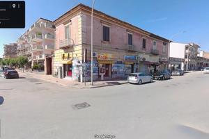 Centralissimo locale con 3 vetrine v.appia smcv