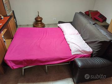divano letto in pelle di colore testa di moro