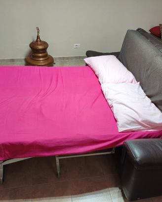 divano letto in pelle di colore testa di moro