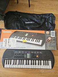 Pianola CASIO SA-77 con custodia per le scuole med
