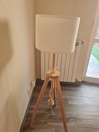 lampada treppiedi in legno