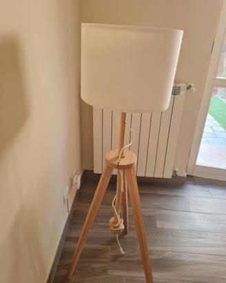 lampada treppiedi in legno