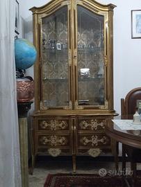 Vetrina Stile Luigi XV decorata e foglia d’oro