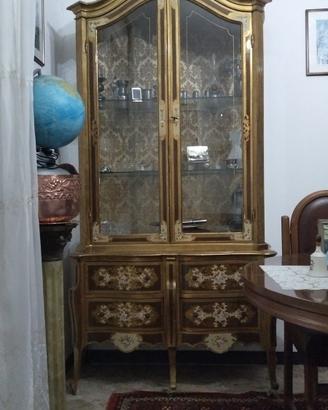 Vetrina Stile Luigi XV decorata e foglia d’oro