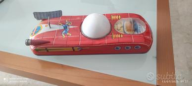 giocattolo in latta spaziale