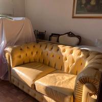 Divano Chesterfield vintage giallo senape 