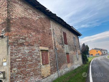 Casa rustica con giardino e garage