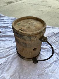 Antico barilotto in legno e ferro con manico