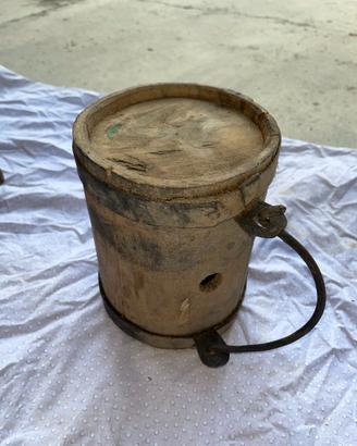 Antico barilotto in legno e ferro con manico