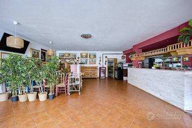 Locale commerciale ristrutturato, adibito come bar