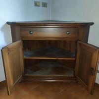 Mobile angolare in legno con 2 ante e cassetto.