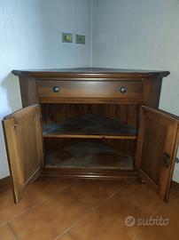 Mobile angolare in legno con 2 ante e cassetto.
