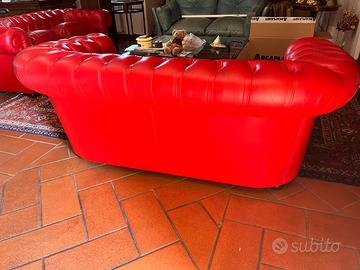 Coppia divani in pelle stile chesterfield