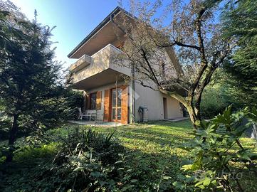 VILLA A SCHIERA D'ANGOLO A CARUGATE