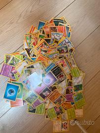~1kg carte pokemon comuni/non comuni/ rare/ energi