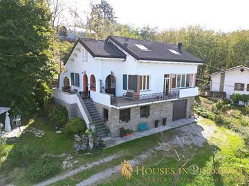 Villa di 240 m² con più di 5 locali e box auto a I