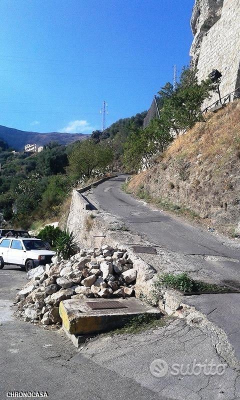 Scaletta superiore ampio terreno con fabbricato - Altro