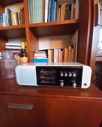 Radio vintage space age anni 70 CGE bianca