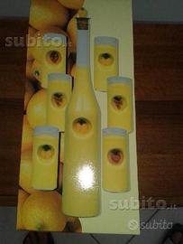 Bottiglia con bicchieri