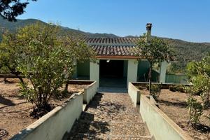 MARACALAGONIS: Villa panoramica immersa nel verde