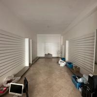 Arredo negozio con scaffali in vetro