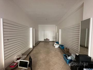 Arredo negozio con scaffali in vetro