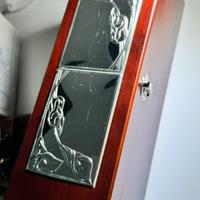 Cofanetto vino in legno e argento con accessori