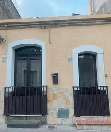 Casa indipendente con cortile ad Aci Catena