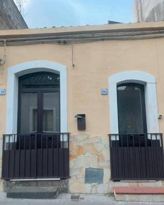 Casa indipendente con cortile ad Aci Catena