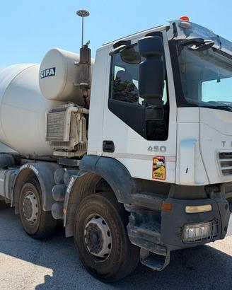 IVECO TRAKKER 450 con betoniera CIFA SRY1300