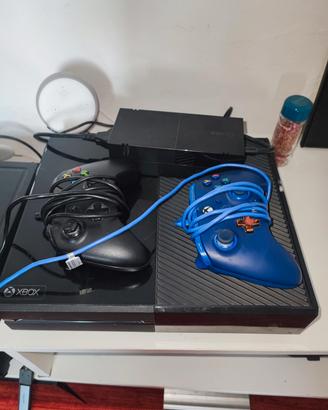 Xbox One con due controller e accessori