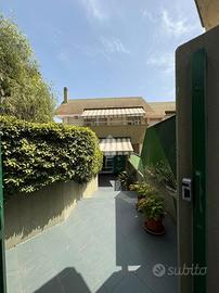 Villa bifamiliare sviluppata su tre livelli