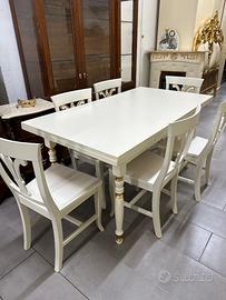 Tavolo e sei sedie in legno