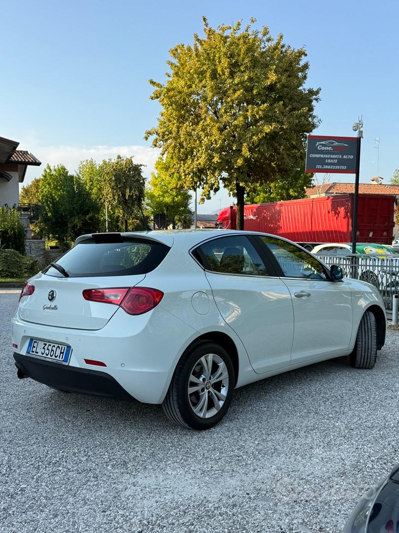 Alfa Romeo Giulietta 2011 photo 3