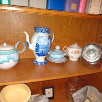 Teiere, vasetti, piatti, zuccheriere decorati