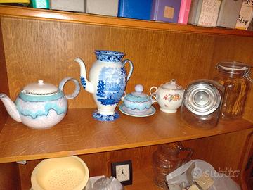 Teiere, vasetti, piatti, zuccheriere decorati