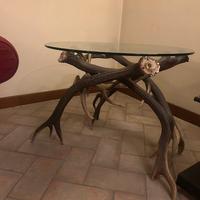 Tavolino in vetro con gambe in vere corna di cervo
