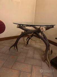 Tavolino in vetro con gambe in vere corna di cervo