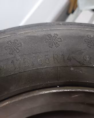 4 pneumatici + 4 cerchi 