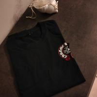 maglietta nera con logo rossa