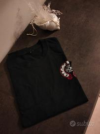 maglietta nera con logo rossa