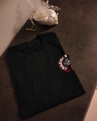 maglietta nera con logo rossa