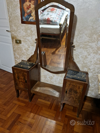 Toletta d'epoca con specchio e vani