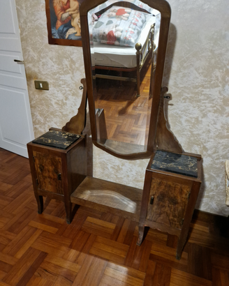 Toletta d'epoca con specchio e vani