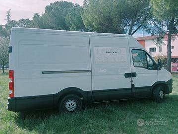 Furgone Iveco lungo 35s13 con ponte pneumatico