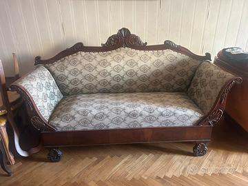 Divano con sei sedie