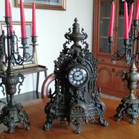 Trittico orologio e candelabri