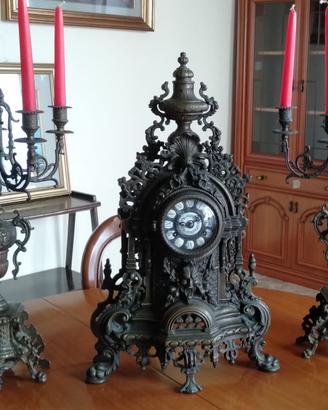 Trittico orologio e candelabri