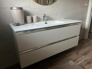 Mobile bagno sospeso con lavabo e accessori coordi