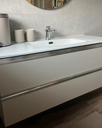 Mobile bagno sospeso con lavabo e accessori coordi
